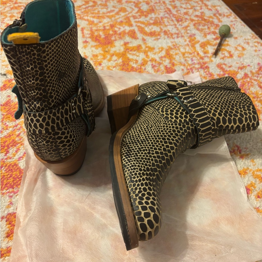 Chic Black and Tan Ankle Boots men or women’s Boot. - Picture 4 of 9